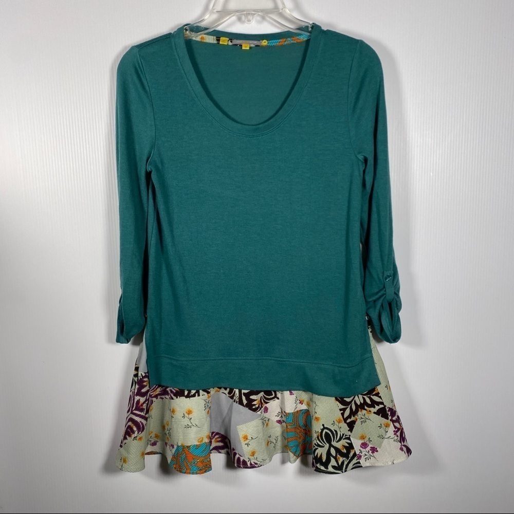 ANTHROPOLOGIE LITTLE YELLOW BUTTON Top. 3/4 roll up sleeves, side button Size XS